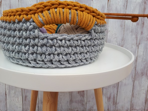 Háčkovaný košík-ošatka