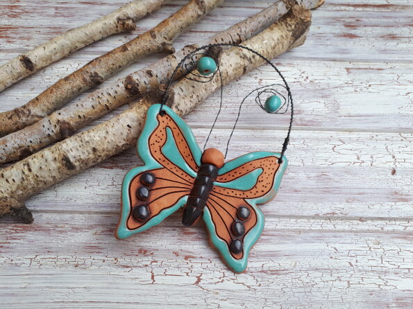 Keramický motýlek s drátěným uchem